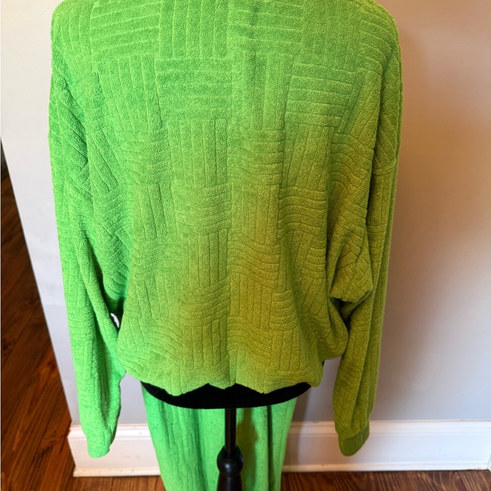 Green Textured Lounge Set - Picture 3 of 9